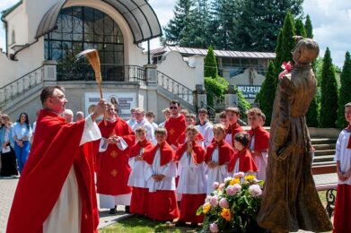 Uroczyste poświęcenie figury ks. Stanisława Morgensterna przy Sanktuarium w Odporyszowie