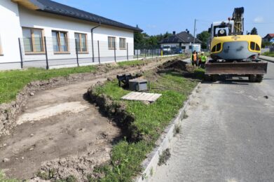 Budowa miejsc postojowych przy ul. Królowej Jadwigi w Żabnie