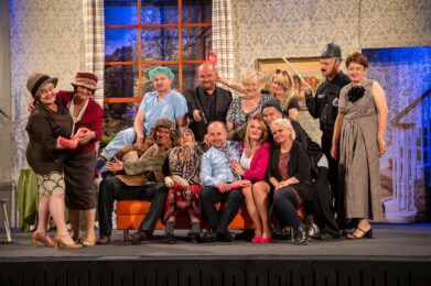 Owacje na stojąco dla Teatru Ad Hoc – „Takie tam kawałki” podbijają serca widzów