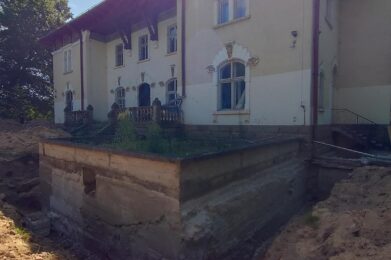 Prace przy pałacu w Łęgu Tarnowskim – trwa zabezpieczanie fundamentów