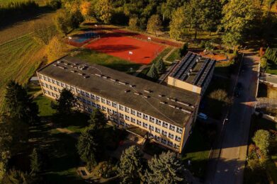 Ponad 2,3 mln zł na poprawę dostępności szkoły w Niedomicach – gmina Żabno z dofinansowaniem unijnym