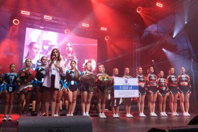 Nagroda od samorządu gminy Żabno dla cheerleaderek z Bobrownik Wielkich