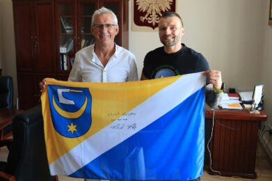 Paweł Pąk przekazał flagę Gminy Żabno po wyprawie na Mont Blanc