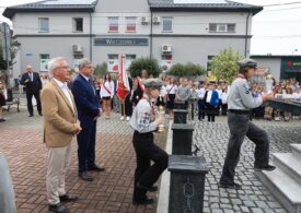 harcerze pod pomnikiem
