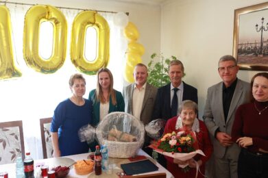 Z życzeniami urodzinowymi u 100- latki