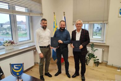 Podpisano umowę na modernizację boiska sportowego w Otfinowie