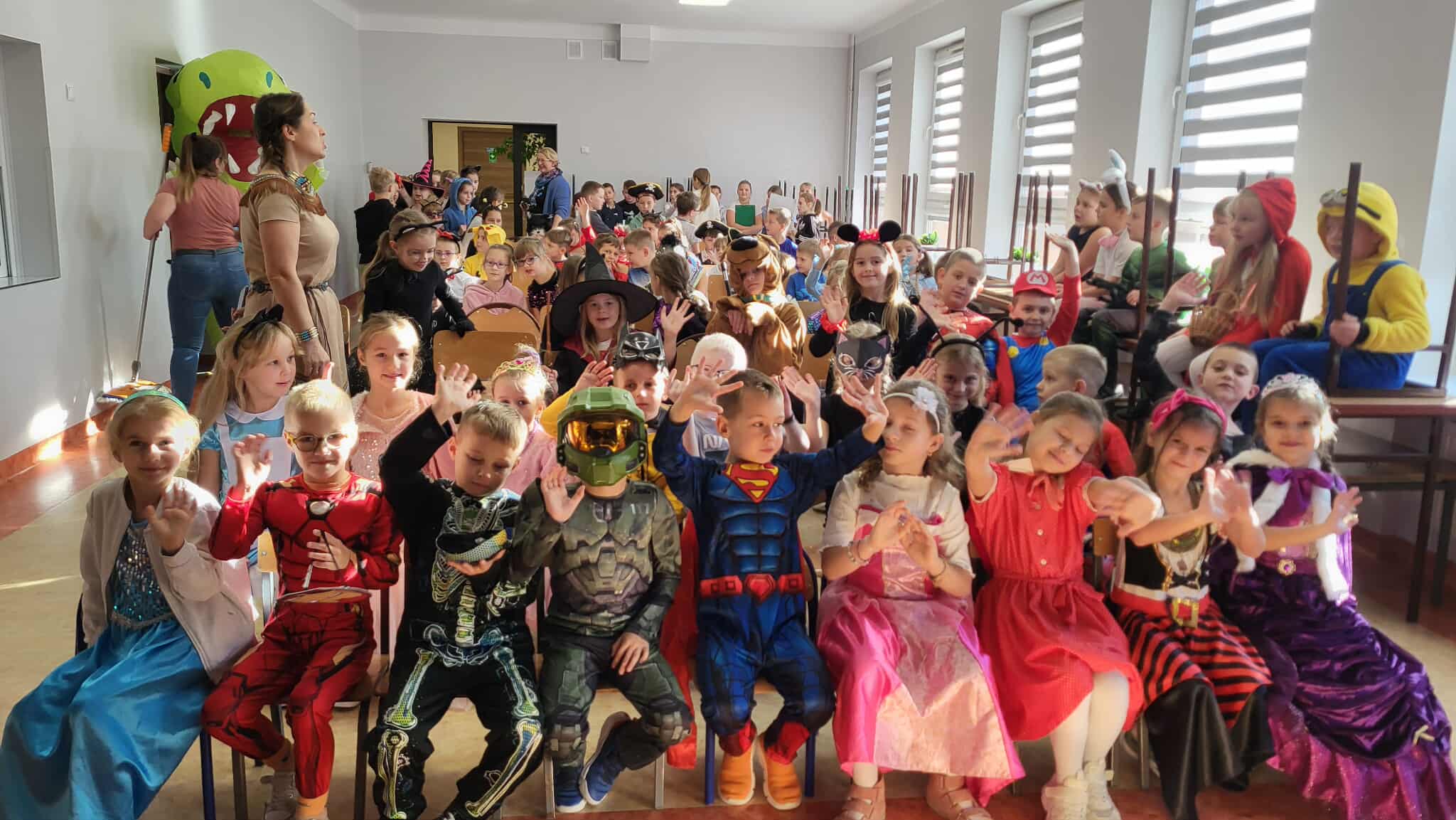 Dzień Postaci z Bajek w Szkole Podstawowej w Łęgu Tarnowskim