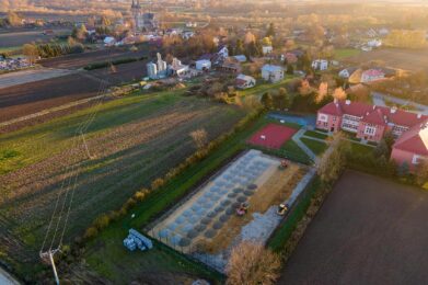 Trwaja prace na boisku sportowym w Otfinowie