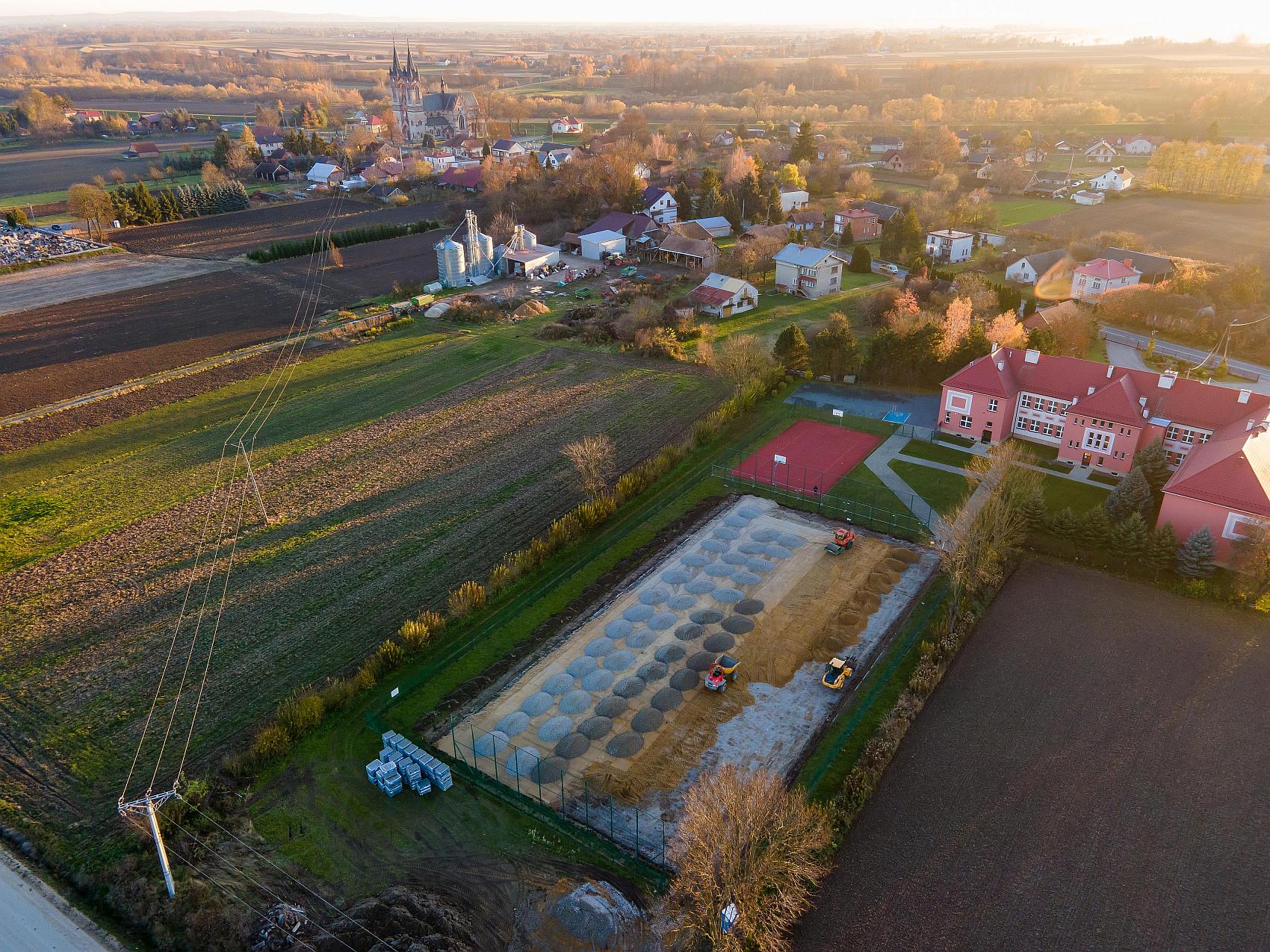 Trwaja prace na boisku sportowym w Otfinowie