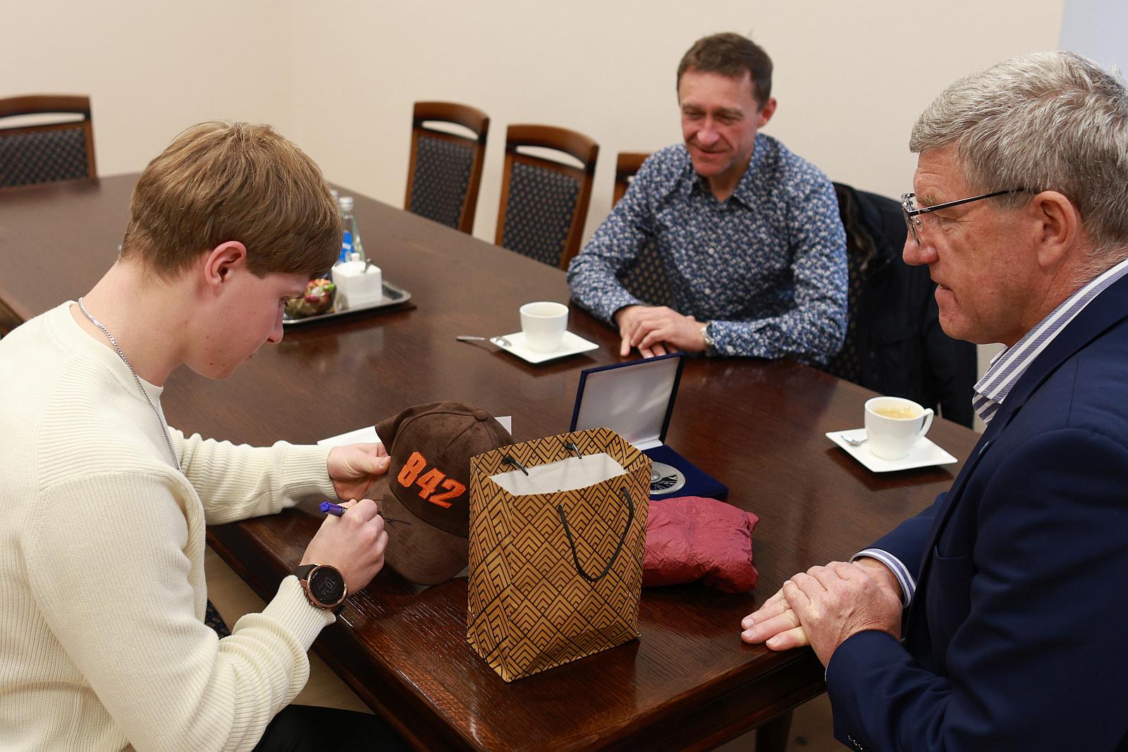 Wizyta Mateusza Cierniaka w Urzędzie Miejskim w Żabnie