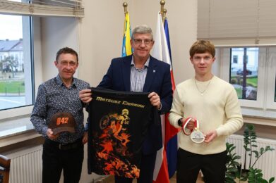 Wizyta Mateusza Cierniaka w Urzędzie Miejskim w Żabnie