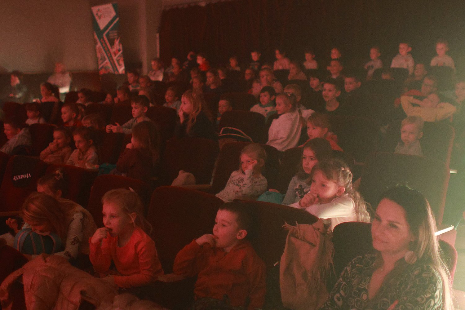 Spektakl „Wywrócona bajka o Kapturku” w Centrum Kultury w Żabnie – ekologiczna lekcja poprzez sztukę