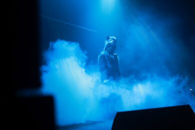 Spektakl „Wywrócona bajka o Kapturku” w Centrum Kultury w Żabnie – ekologiczna lekcja poprzez sztukę