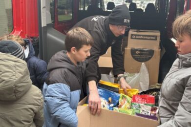 Uczniowie Szkoły Podstawowej w Żabnie zorganizowali zbiórkę karmy dla potrzebujących zwierząt