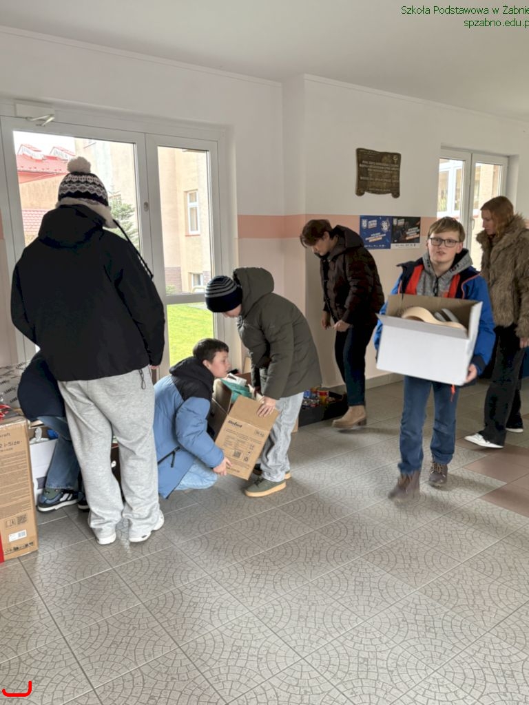 Uczniowie Szkoły Podstawowej w Żabnie zorganizowali zbiórkę karmy dla potrzebujących zwierząt