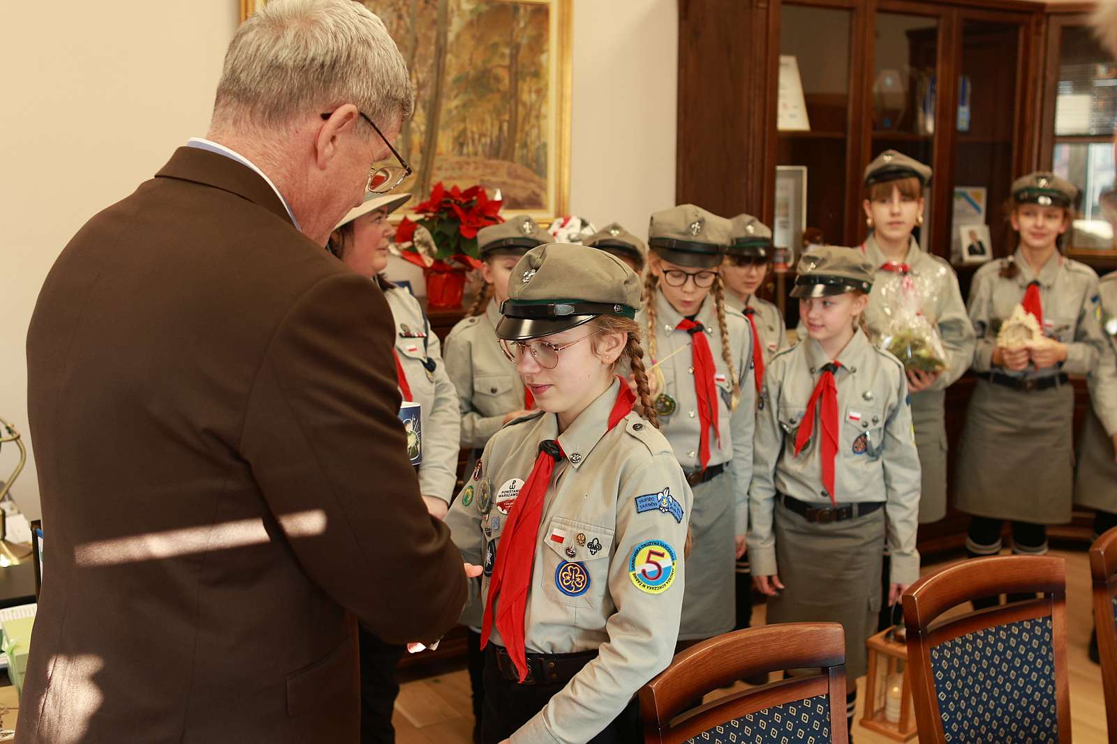 Światełko Betlejemskie w Urzędzie Miejskim w Żabnie