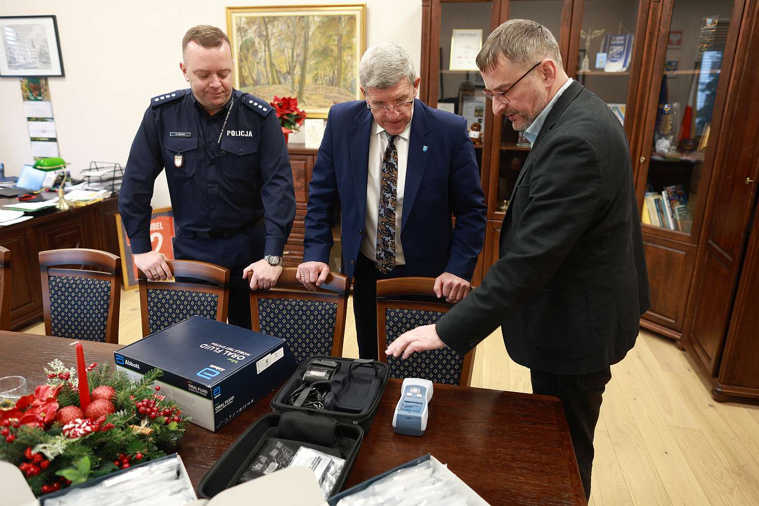 Gmina Żabno przekazała Komisariatowi Policji w Żabnie mobilny narkotest