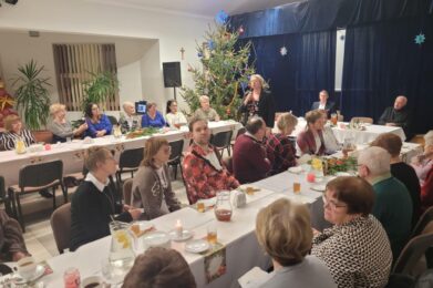 Z opłatkiem, kolędą i wspomnieniem – magiczny grudniowy wieczór w KOS w Łęgu Tarnowskim