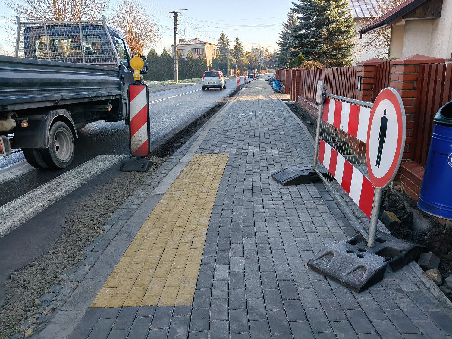 Trwa budowa chodnika przy drodze wojewódzkiej nr 975 w Żabnie