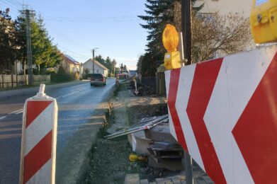 Trwa budowa chodnika przy drodze wojewódzkiej nr 975 w Żabnie