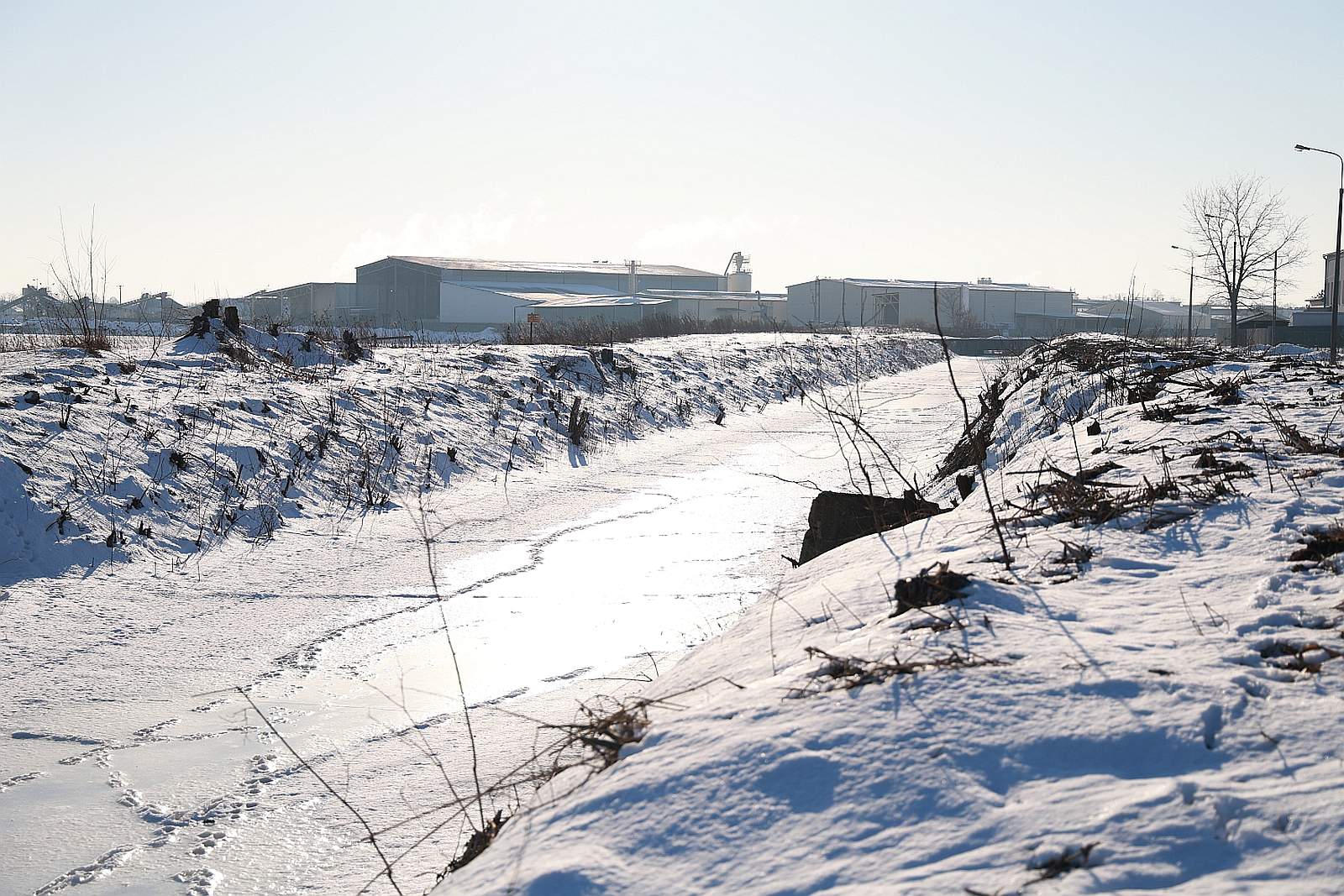 Apelujemy o niezaśmiecanie kanału niedomickiego oraz jego bezpośredniego otoczenia