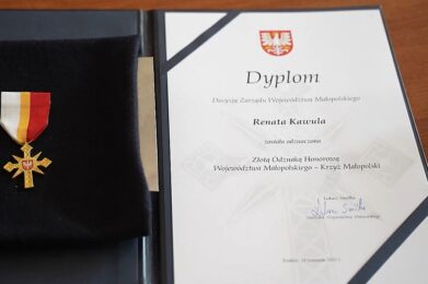Złota Odznaka Honorowa Województwa Małopolskiego – Krzyż Małopolski – dla Renaty Kawuli – relacja filmowa