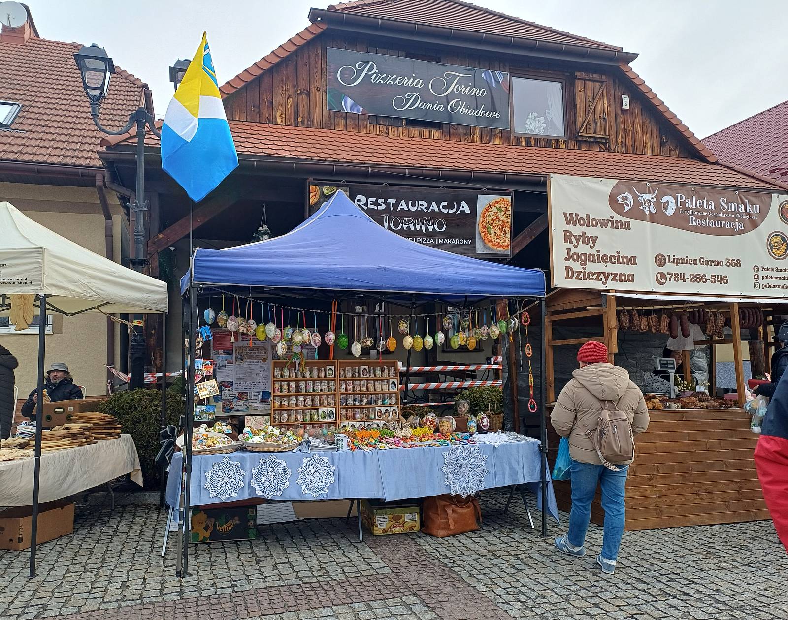 W minioną Niedzielę Palmową w miejscowości Lipnica Murowana odbył się tradycyjny Konkurs Palm Wielkanocnych – jedno z najbardziej znanych wydarzeń folklorystycznych w Polsce, organizowane od 1958 roku. Słynie z imponujących, kilkudziesięciometrowych palm wykonywanych ręcznie z naturalnych materiałów oraz widowiskowego ich stawiania. Wydarzeniu towarzyszył jarmark, na którym Gminę Żabno reprezentowała Ewa Kaczówka z Niedomic, która zaprezentowała stoisko z rękodziełem wielkanocnym. Artystka od kilku lat uczestniczy w lipnickim jarmarku, promując lokalne tradycje i twórczość regionu.