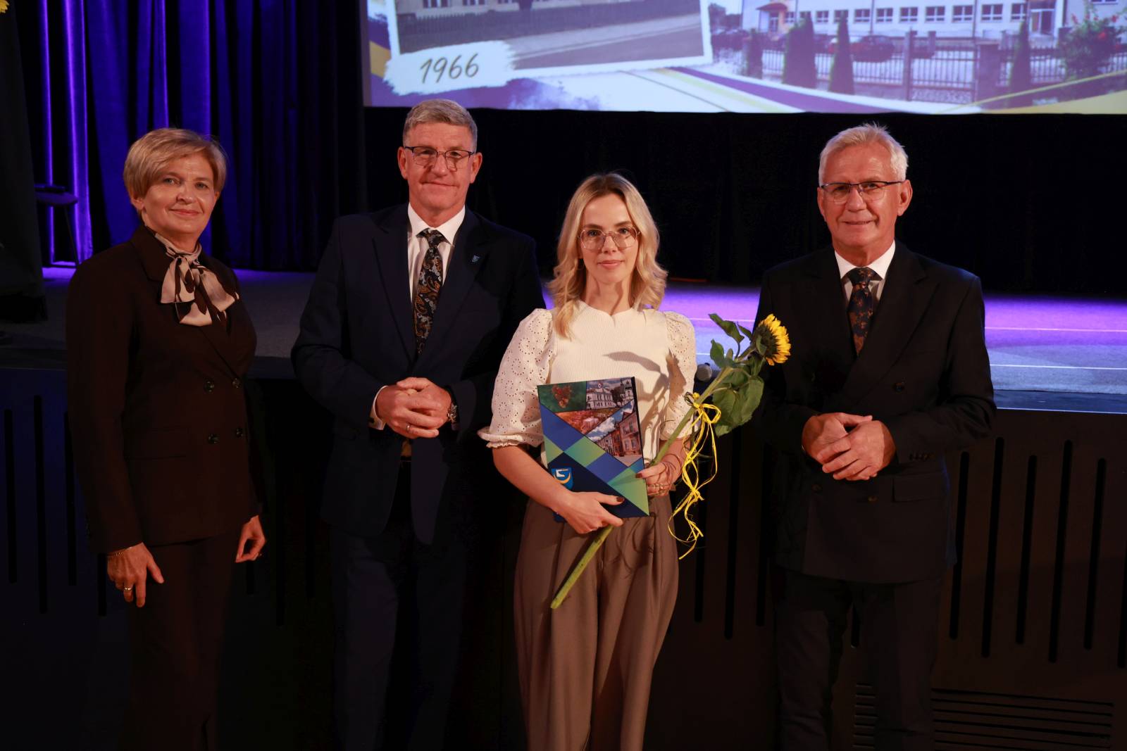 wręczenie stypendiów dla nauczycieli Żabno