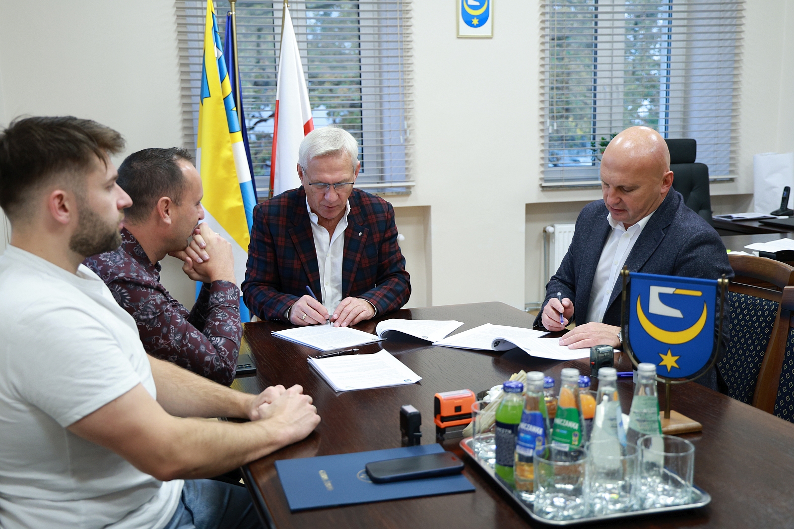 Podpisanie umowy w urzędzie w Żabnie